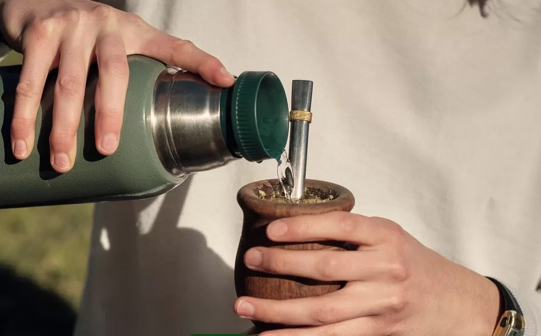 Tomar mate muy caliente puede dañar el sistema digestivo, recuerda Salud