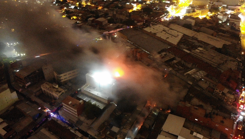 Bomberos ya controlaron incendio en el Mercado 4: Las llamas consumieron Feria Aragón