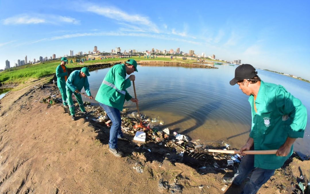“No puede ser que aún se barra con escobillones Asunción”, cuestionó urbanista