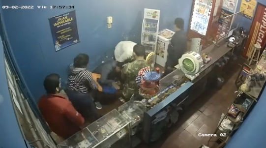 ¡Héroe! Bombero salva a un niño de morir atragantado