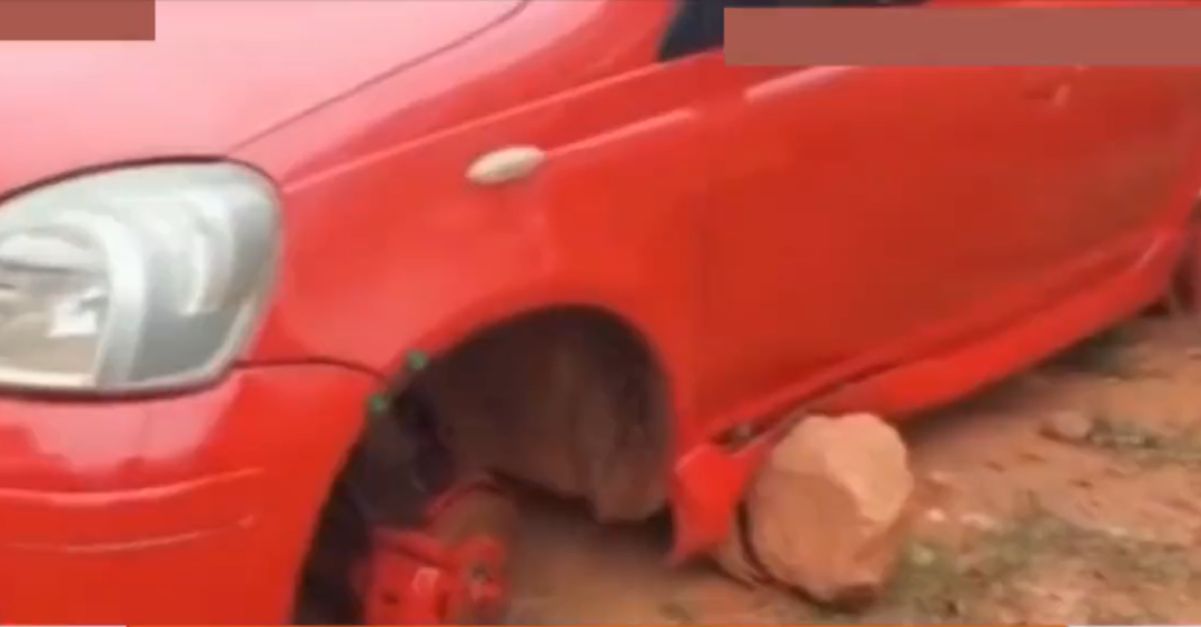 En 10 minutos, delincuentes robaron las cuatro ruedas de un vehículo