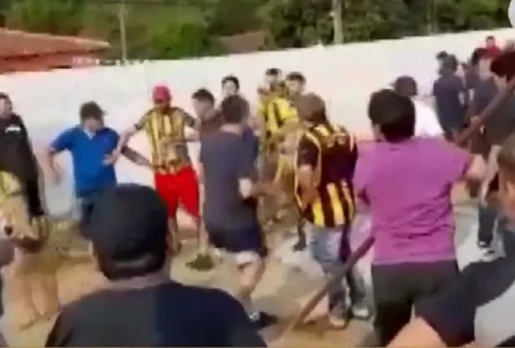 Liga Capiateña: Jugador festejó un gol frente a la hinchada del rival y se desató una trifulca