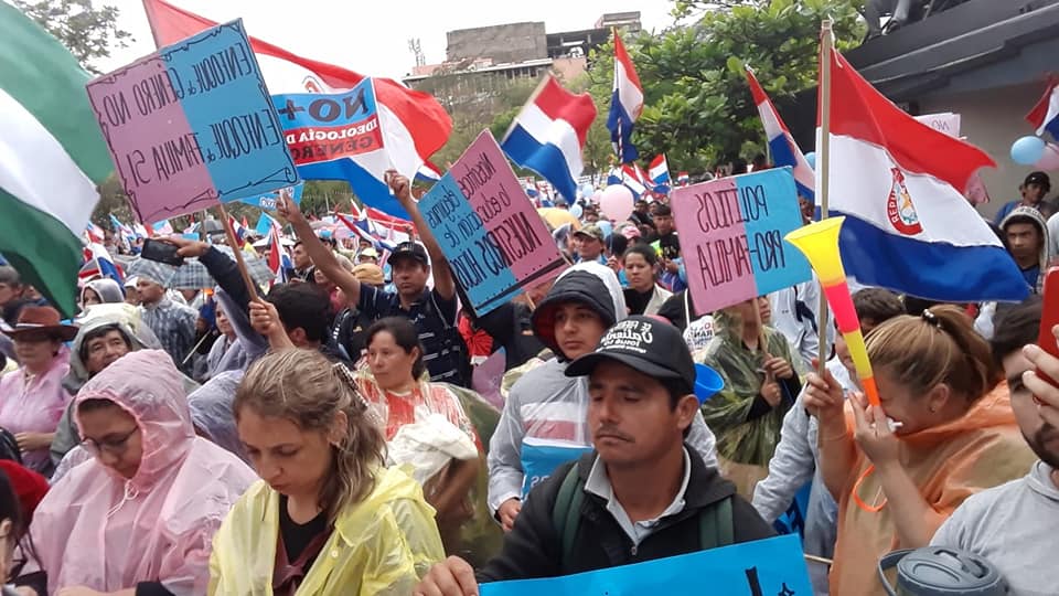 Organizaciones “provida” y “profamilia” marchan contra el plan de transformación educativa