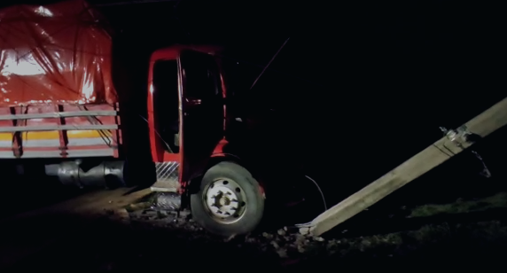 Sin frenos: Camión impactó contra columna de la ANDE y dejó sin luz a todo el barrio