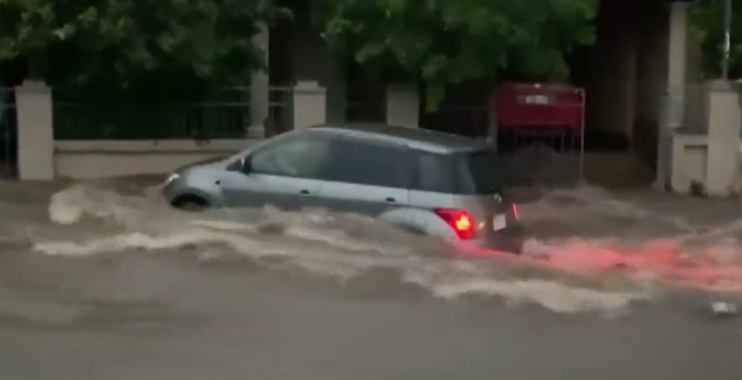 Temporal: Gente atrapada y vehículos arrastrados por raudales en habituales puntos críticos