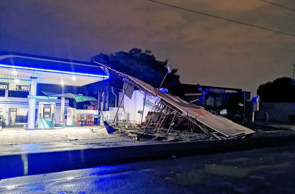 Destrozos por temporal: Lambaré intransitable por árboles y estructuras caídas