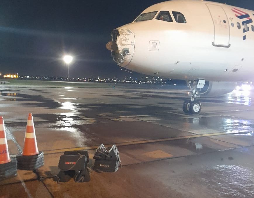 Terror en el aire: Avión atravesó temporal y aterrizó en Luque sin un motor y con fisuras en el parabrisa