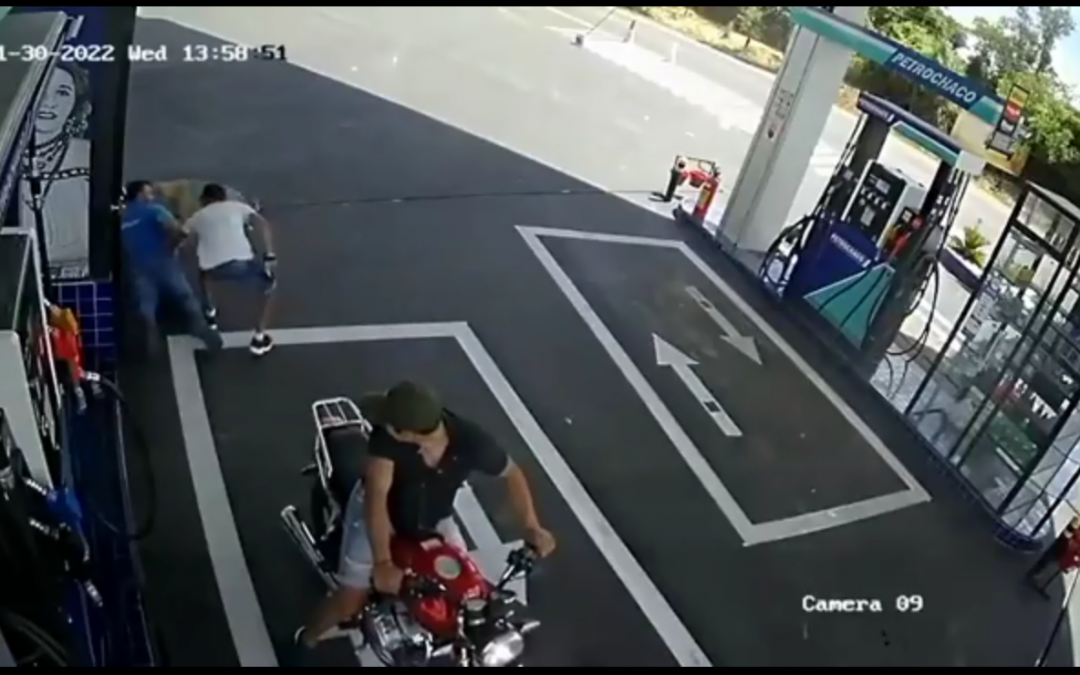 Encañonaron a playero de estación de servicio y lo despojan de su billetera