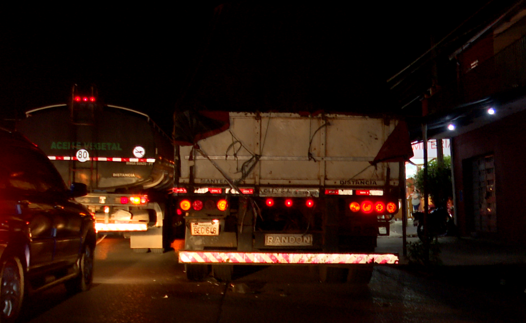 Joven muere en Acceso Sur tras embestir con su motocicleta un camión de gran porte