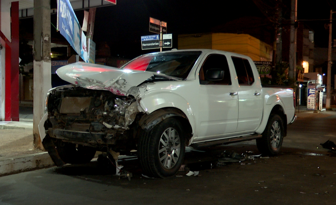 San Lorenzo: Choque entre camioneta y colectivo deja a la deriva a decenas de pasajeros