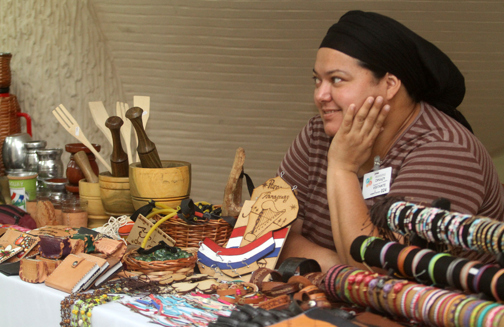 Artesanos y mipymes realizan feria en la Plaza Infante Rivarola