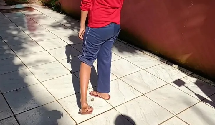 Hombre golpeó salvajemente a su hija por perder su vuelto