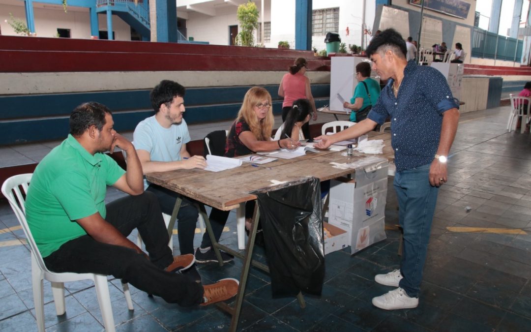 “Economista” mantiene ventaja y acumula 18 puntos más que su contrincante, según boca de urna