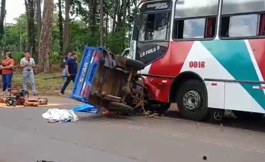 Padre e hijo mueren tras impactar contra un ómnibus