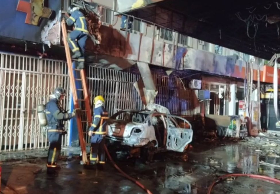 Foz: auto de paraguayo quedó hecho cenizas tras error en carga de combustible