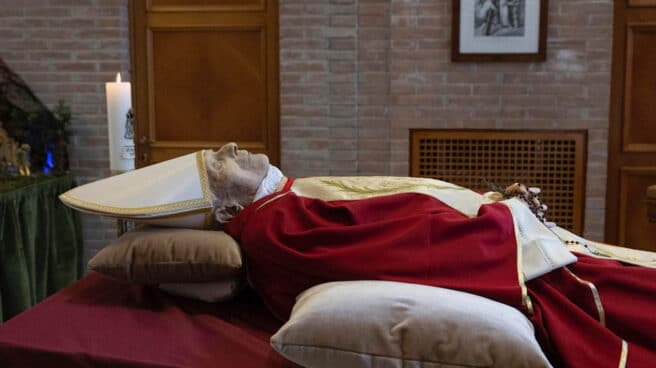 Los restos mortales de Benedicto XVI ya descansan en el Vaticano