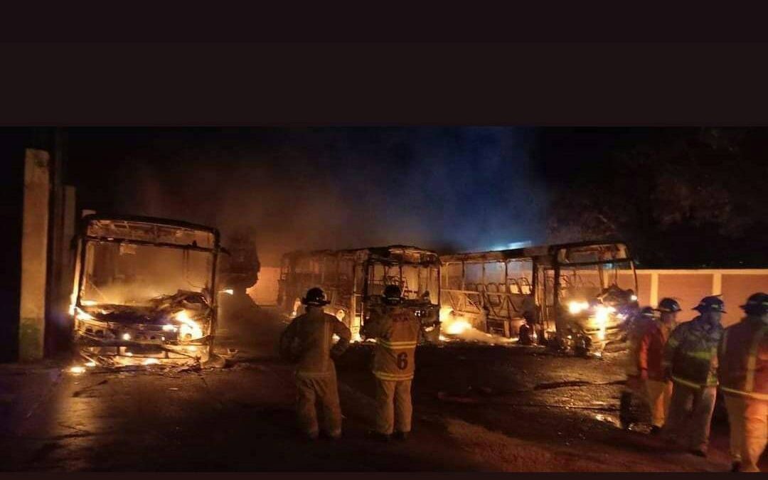 Cuatro buses se incendiaron en su parada en Benjamín Aceval