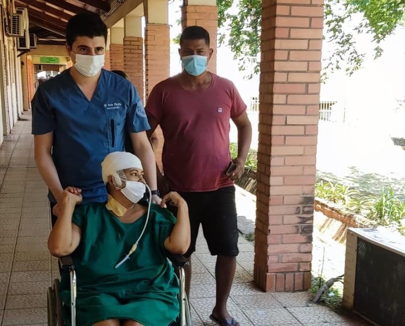 Emotivo: mujer que se sometió a compleja cirugía vio a su bebé por primera vez