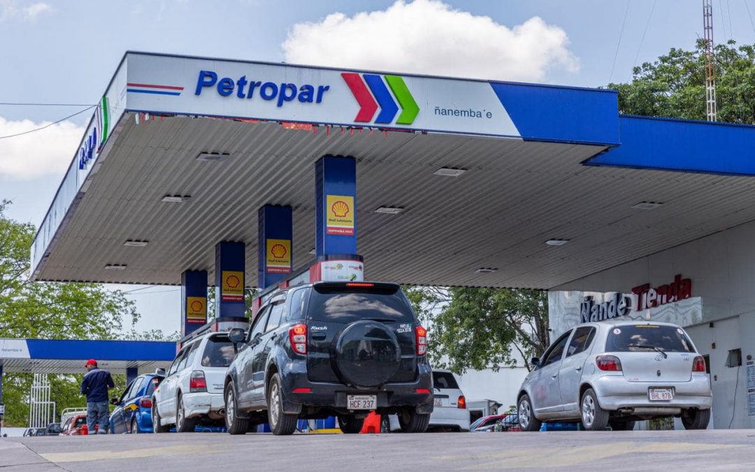 Hay condiciones para una baja en el precio del combustible, afirma economista