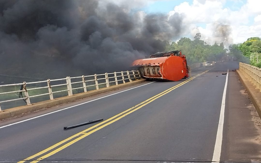 Vuelco e incendio de camión cisterna sobre el puente del río Jejuí
