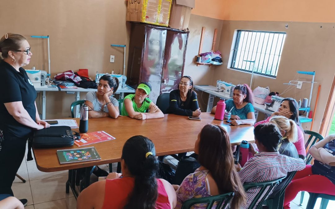 Reclusas se adentran al mundo de la moda en la cárcel de Coronel Oviedo