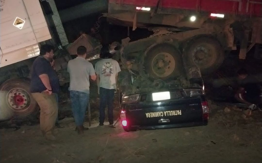 Camión aplastó móvil de la Caminera: un inspector falleció