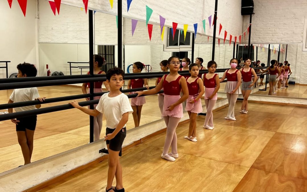 Fausto, el niño que decidió emprender para pagar sus clases de ballet