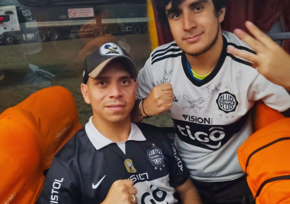 ¡Dos fanáticos del Olimpia ya están en Brasil para el juego ante Flu gracias a Radio Uno!