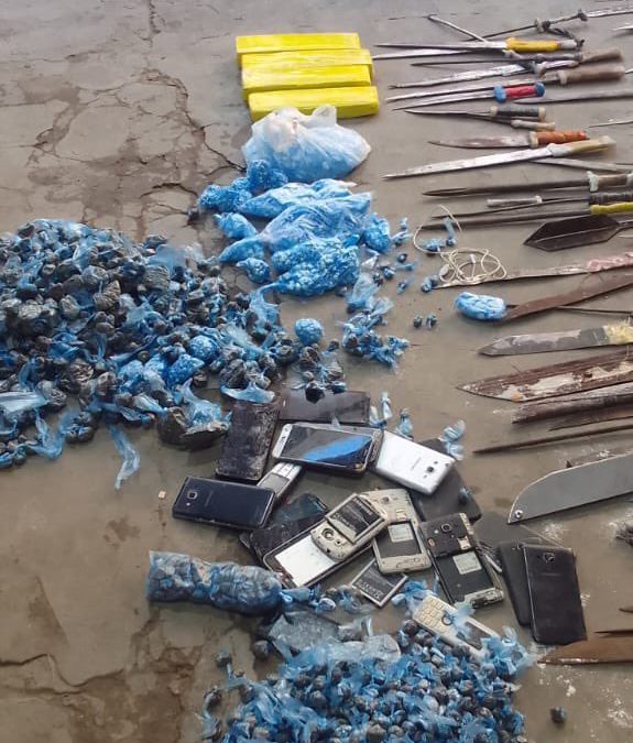 Incautan arsenal de armas blancas en la cárcel de Tacumbú