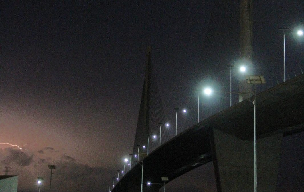 ¡El emblemático puente Héroes del Chaco brilla con energía solar!