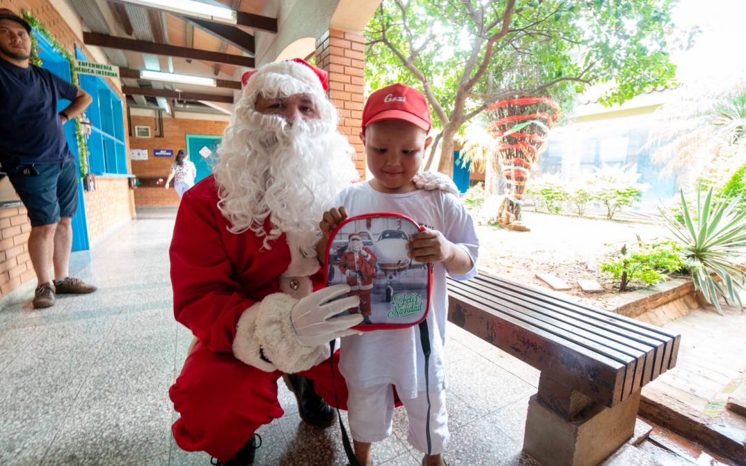 Papá Noel llegó al Hospital de Clínicas para regalar una Navidad especial a los pequeños pacientes