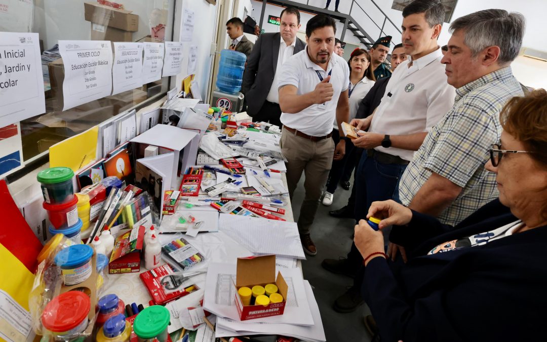 Santiago Peña anuncia útiles escolares de primera calidad