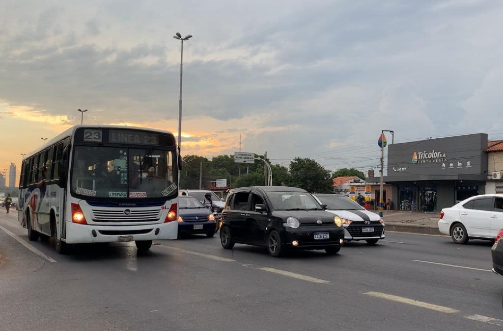 Multarán uso indebido de carril único de buses en exruta Transchaco