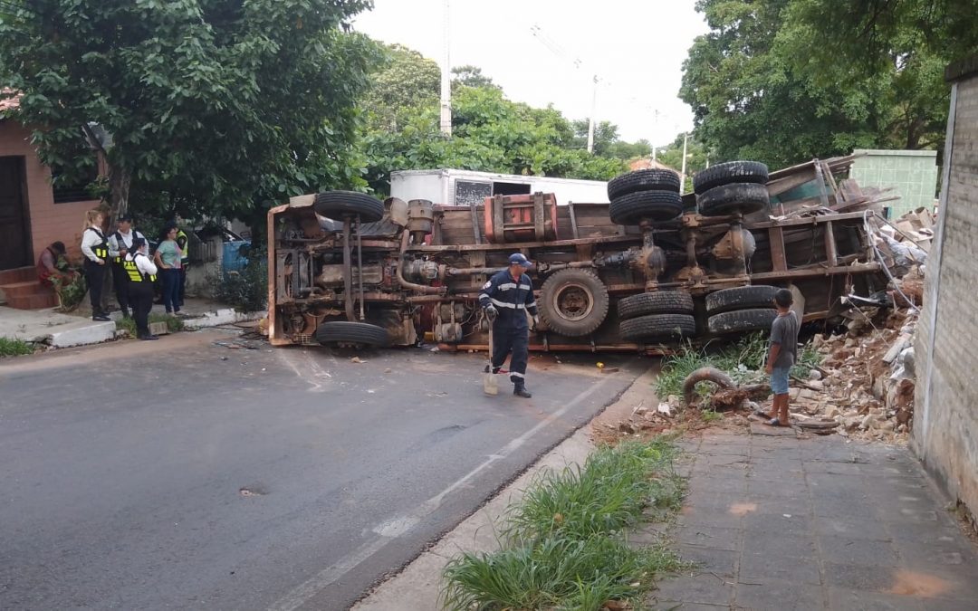 Aparatoso accidente: Camión volcó y derribó muralla del cementerio de Lambaré