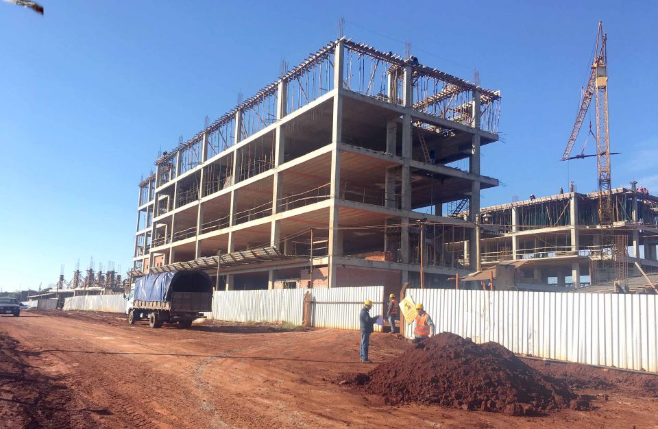 Tragedia con suerte: Albañil sobrevive a caída del 3er piso gracias a montículo de arena