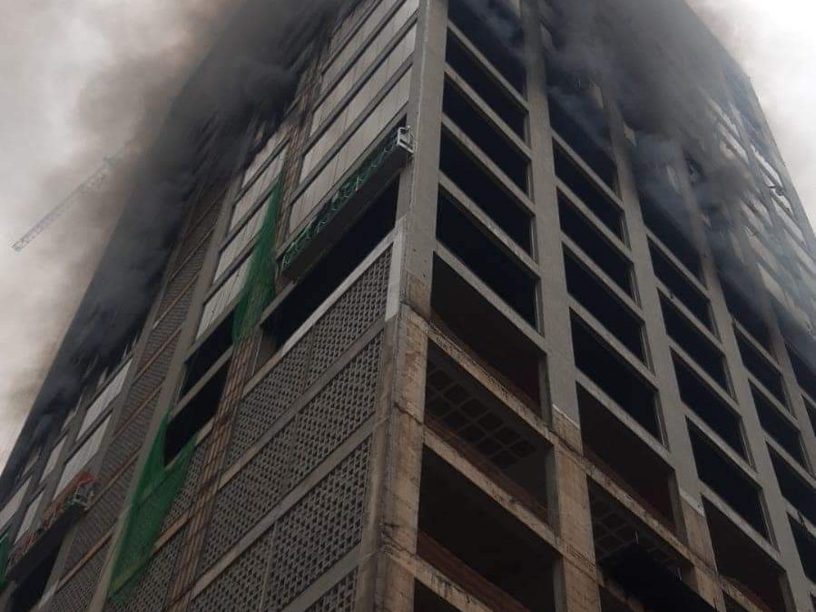 Confirman peligro de derrumbe en edificio incendiado de Ciudad del Este