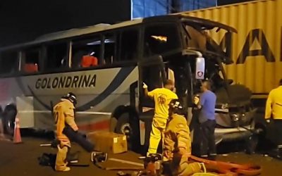 Ypacaraí: al menos 13 heridos tras choque entre bus y camión de gran porte