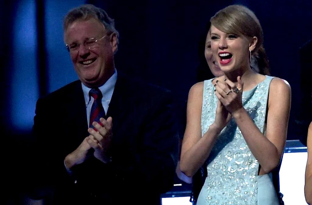 Investigan al padre de Taylor Swift por presunta agresión a paparazzi en Australia