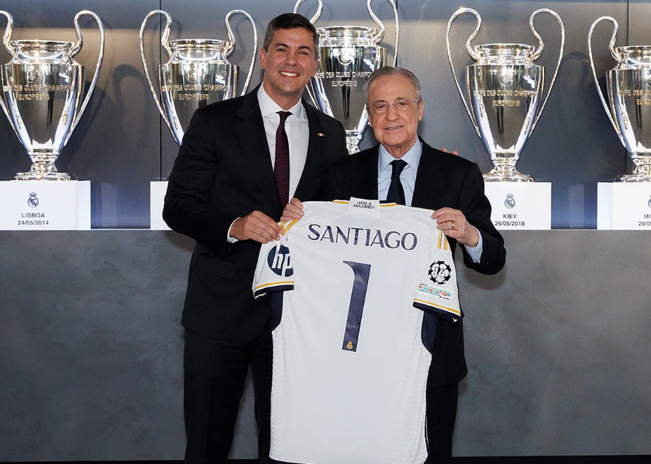Santiago Peña visitó el club Real Madrid y recibió un regalo especial del club blanco