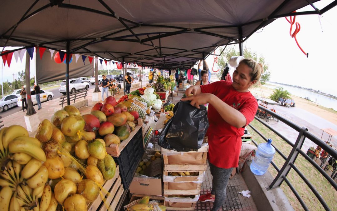 Comerciantes del Mercado 4 ofrecen productos en Costanera de Asunción