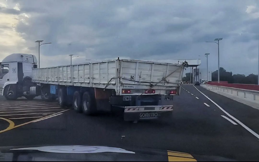 Camión de gran porte intentó cruzar el puente Héroes del Chaco