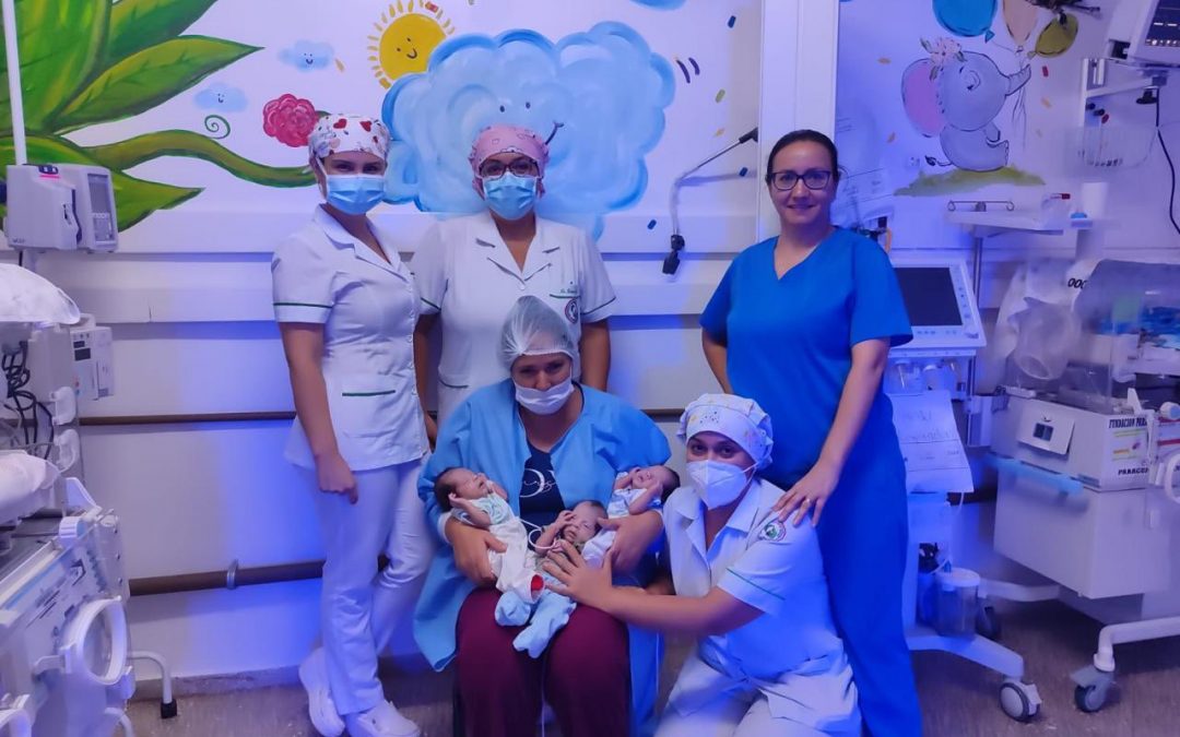 Trillizos prematuros superan 41 días de cuidados intensivos y reciben el alta médica