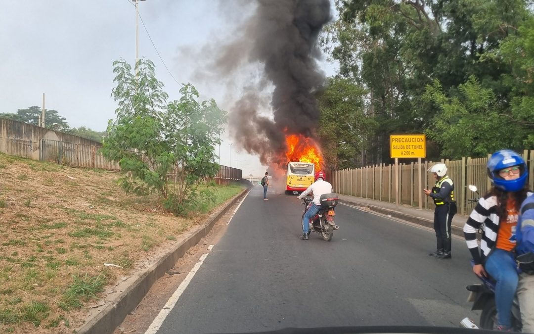 Colectivo se incendia en plena marcha en zona del Botánico