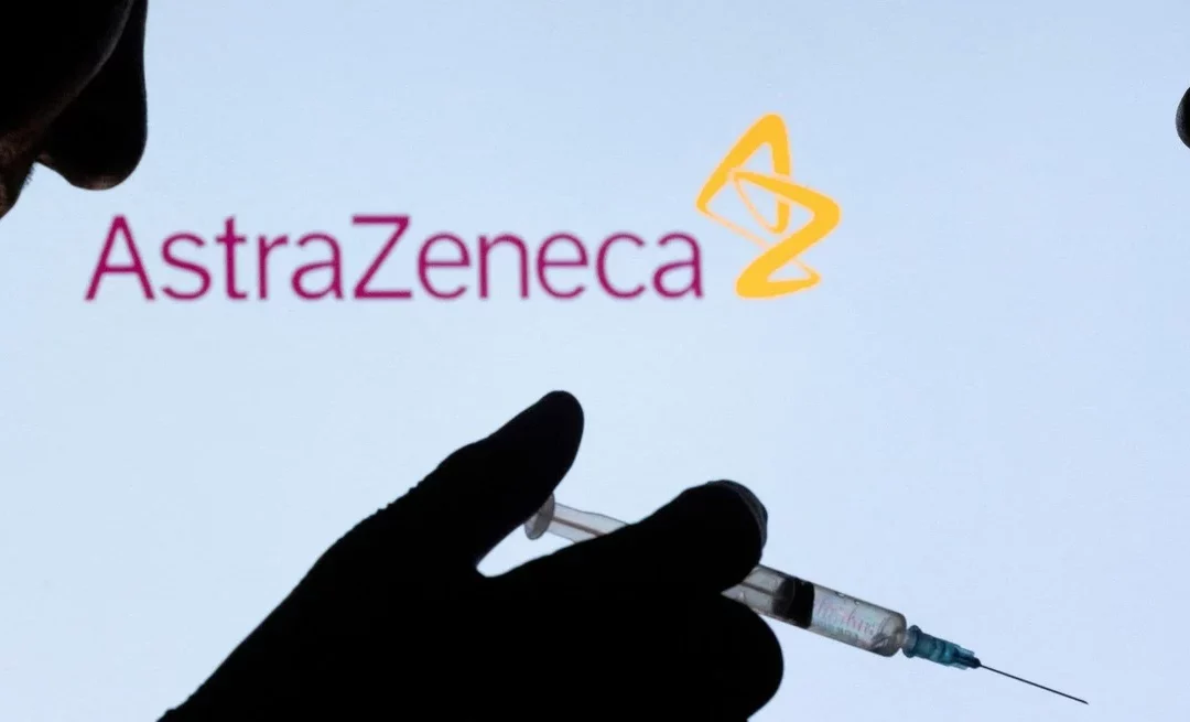 AstraZeneca admite que su vacuna contra el covid puede tener efectos adversos