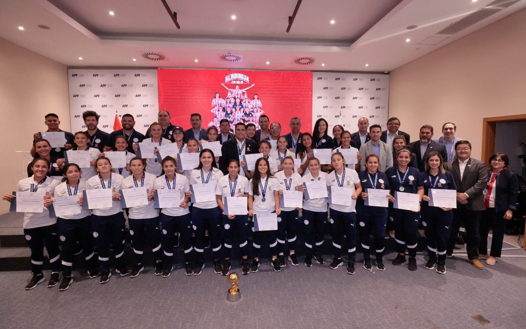 Con medalla de plata en mano, las albirrojas mundialistas llegaron al país