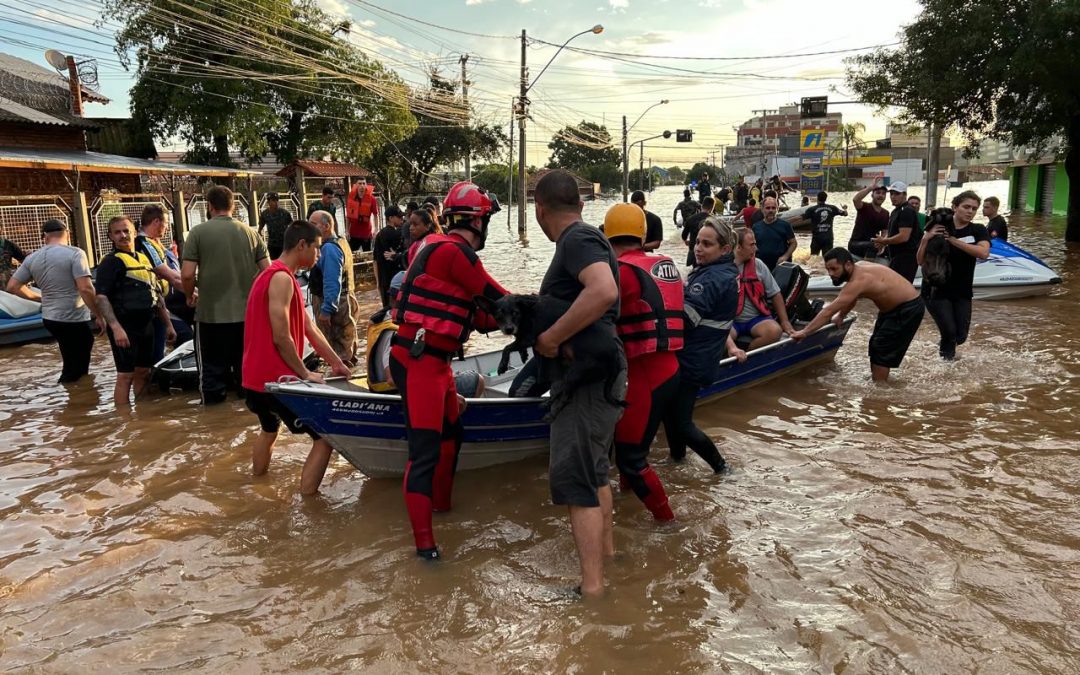 Inundaciones en Brasil: bomberos paraguayos asisten a afectados