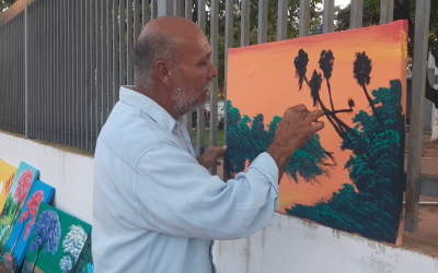 Ejemplo de superación: hombre pinta cuadros y los vende desde hace 4 décadas