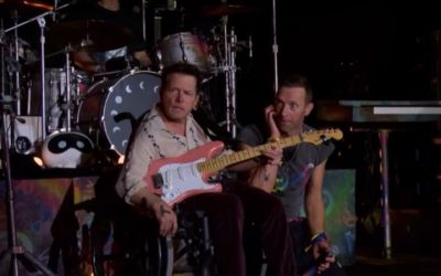 Emotiva actuación de Michael J. Fox junto a Coldplay en Glastonbury