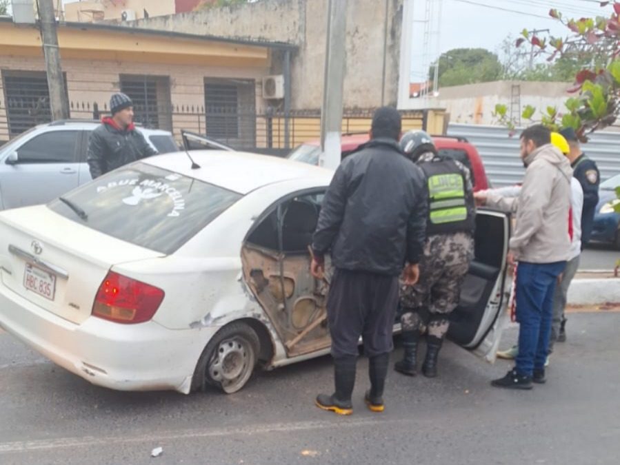 Policía muere en accidente: habría sufrido un infarto y chocó por una columna