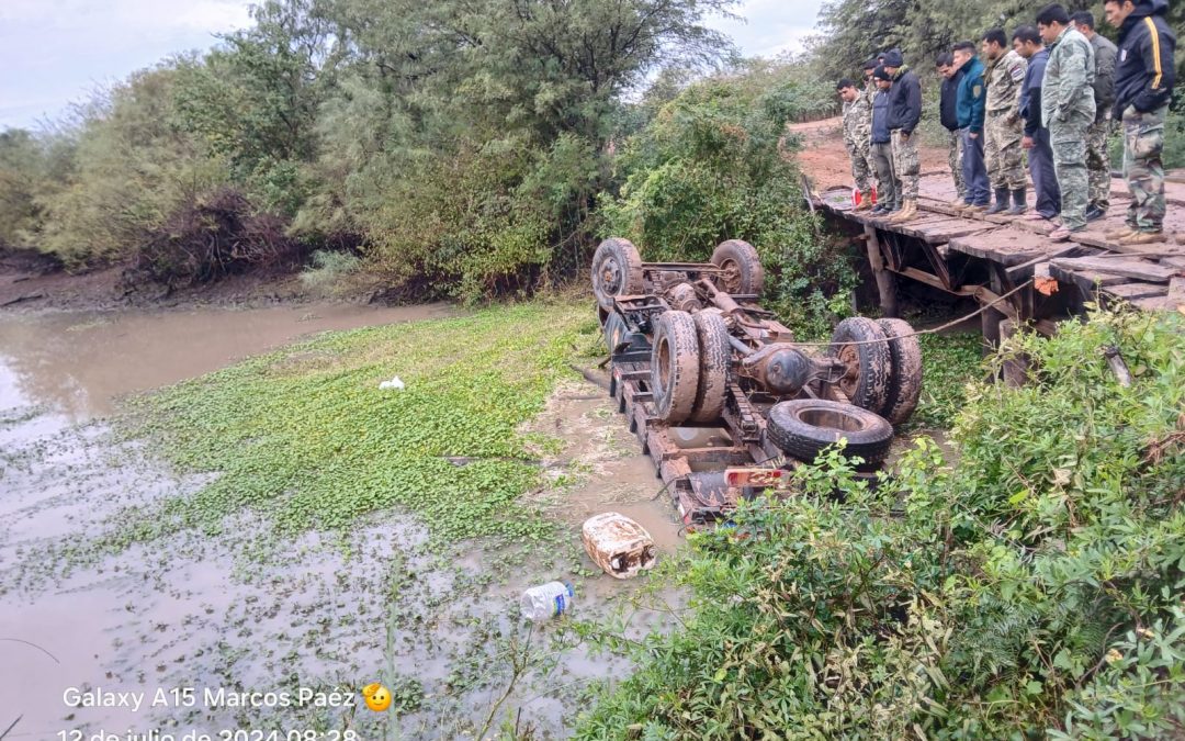 Un muerto y varios heridos tras caída de camión militar desde precario puente